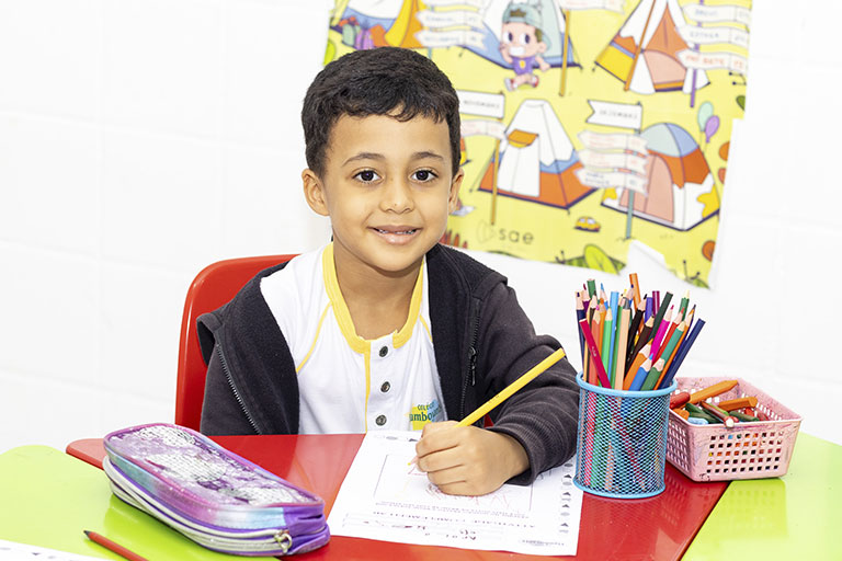 A educação na primeira infância cria um ambiente alegre e estimulante para o desenvolvimento da linguagem.