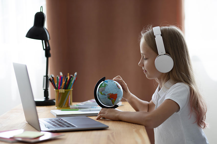 Educação digital para cidadãos mais bem informados - Menina com fone na frente do notebook